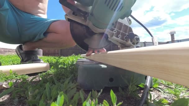 Man Craft werkt met elektrisch gereedschap buitenshuis — Stockvideo