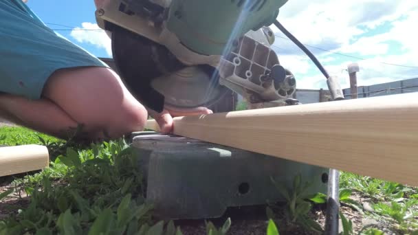 Artesanía del hombre trabaja con herramientas eléctricas al aire libre — Vídeos de Stock