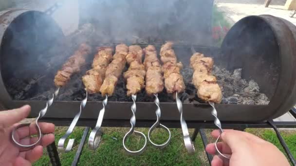 Parrilla shashlik en una parrilla de barbacoa al aire libre — Vídeos de Stock