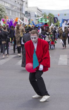 Rusya, Krasnoyarsk, Haziran 2019: Festivalde palyaço kostümü giymiş bir adam