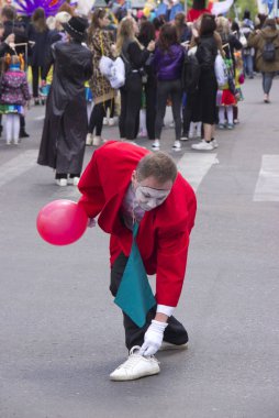 Rusya, Krasnoyarsk, Haziran 2019: Festivalde palyaço kostümü giymiş bir adam