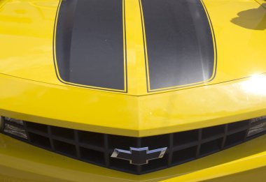 Rusya, Krasnoyarsk, Haziran 2019: Chevrolet Camaro araba logosunun kaputu