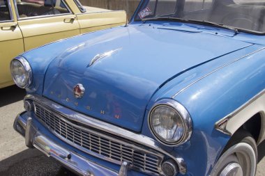 Rusya, Krasnoyarsk, Haziran 2019: Muscovite logolu arabanın kaputu