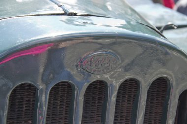 Rusya, Krasnoyarsk, Haziran 2019: Gaz logolu retro araba kaputu