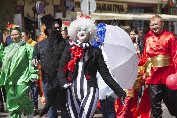 Rosja, Krasnojarsk, czerwiec 2019: dzieci w fantazyjnej sukni na festiwalu — Zdjęcie stockowe