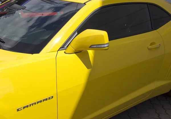 Росія, Красноярск, червень 2019: капот автомобіля логотип Chevrolet Camaro — стокове фото
