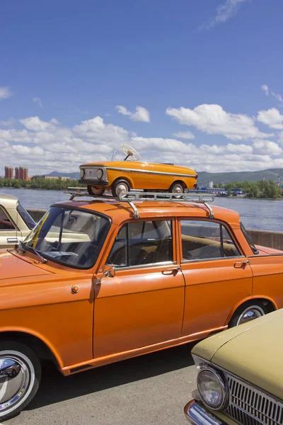 Russia, Krasnoyarsk, giugno 2019: vecchia auto a pedale sul tetto dell'auto — Foto Stock