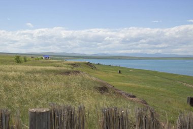 Gölün kıyısı ve güzel bulutlu manzara. Hakassia, Bele Gölü.