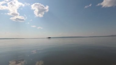 bir yaz gününde gölün su yüzeyi, su tekneleri yüzer