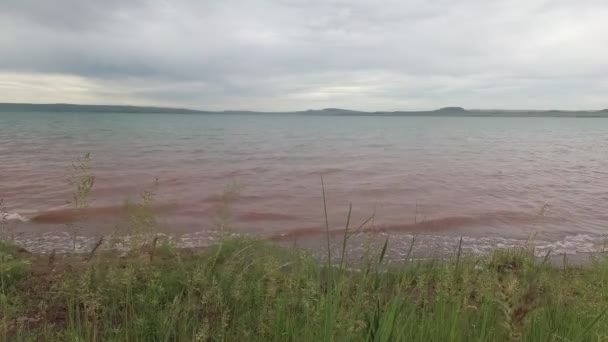 Καταιγίδα στη λίμνη, ο άνεμος οδηγεί τα κύματα — Αρχείο Βίντεο