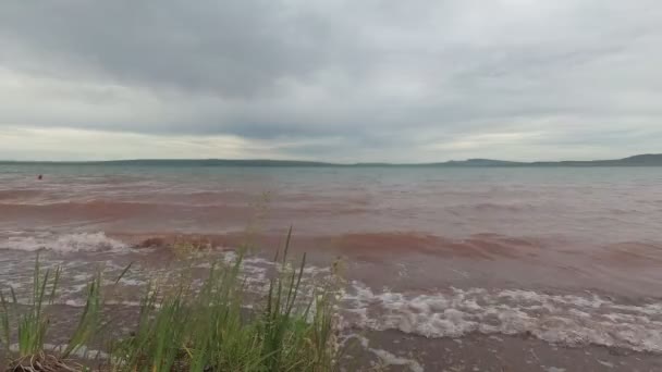 Bouře na jezeře, vítr žene vlny — Stock video