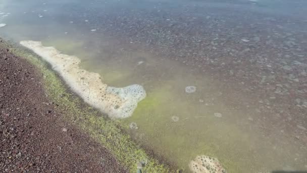 Problemi ambientali, la schiuma si forma in acqua — Video Stock