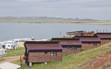Rusya, Khakassia Cumhuriyeti, Temmuz 2019: ahşap evler rekreasyon bele Gölü üzerinde Bigples.