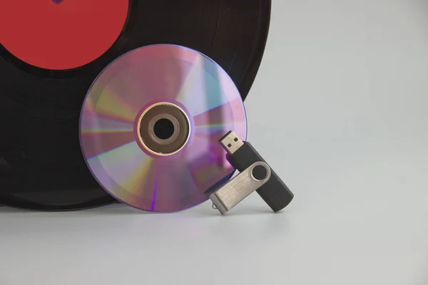 Носії музичної інформації різних років, вінілові, лазерні диски та флеш-накопичувачі — стокове фото