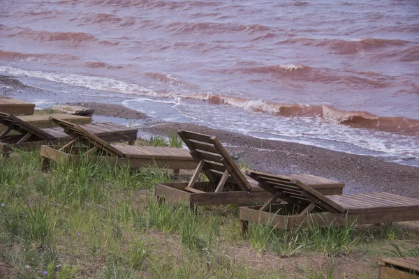 Dřevěné palubní židle u jezera — Stock fotografie