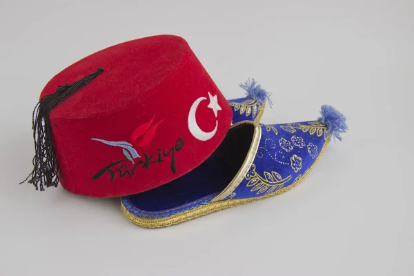 Отдых в Турции, турецкая шапка и тапочки — стоковое фото