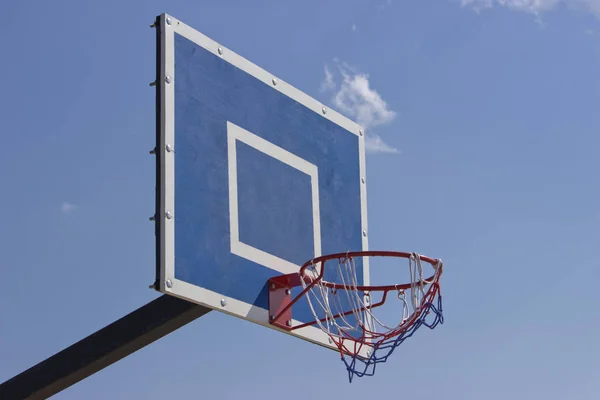 Basketball-Schild an der frischen Luft. Outdoor-Basketballring vor blauem Himmel Hintergrund. Sportkonzept. — Stockfoto