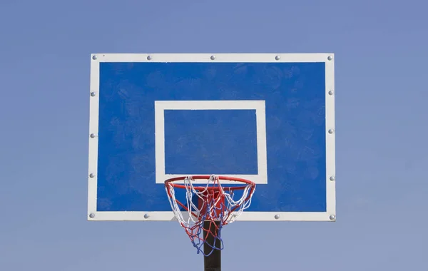 Basketball shield in the open air . Outdoor basketball ring in front of blue sky background. Sport concept. — Stock Photo, Image