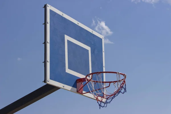 Basketball shield in the open air . Outdoor basketball ring in front of blue sky background. Sport concept. — Stock Photo, Image