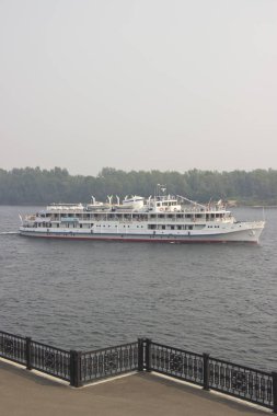 Rusya, Krasnoyarsk, Temmuz 2019: Yenisei nehri üzerinde turist gemisi