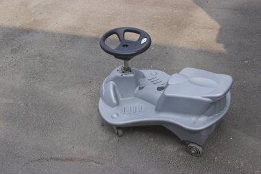 kaldırımda büyük çocuk arabası