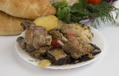 Et ve sebze ile geleneksel Azerbaycan yemeği Saj
