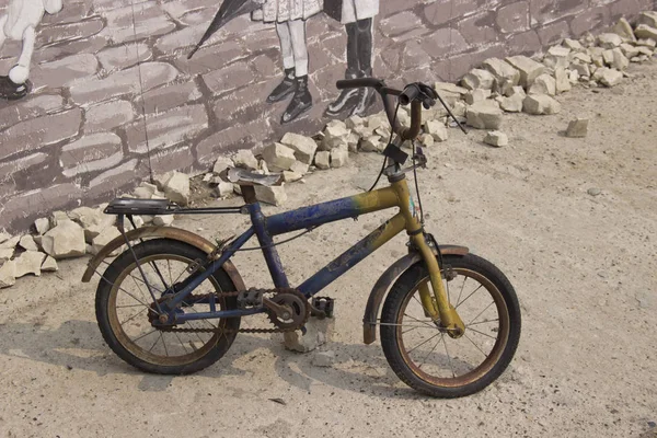 Россия, Красноярск, июль 2019 года: старинный детский велосипед на улице — стоковое фото