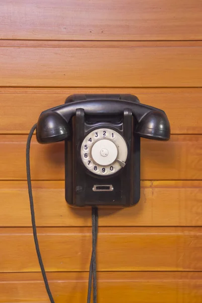 Altes Telefon mit Wählscheibe auf Holzgrund — Stockfoto