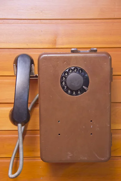 Altes Zahlentelefon mit Wählscheibe auf Holzgrund — Stockfoto
