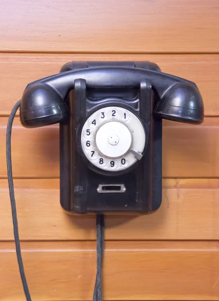 Altes Telefon mit Wählscheibe auf Holzgrund — Stockfoto