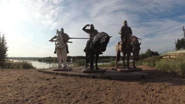 Russie, village Irbeyskoye, juillet 2019 : sculpture Chevaliers russes sur la rive. héros de Russie epic.time lapse, courir rapidement nuages . — Video