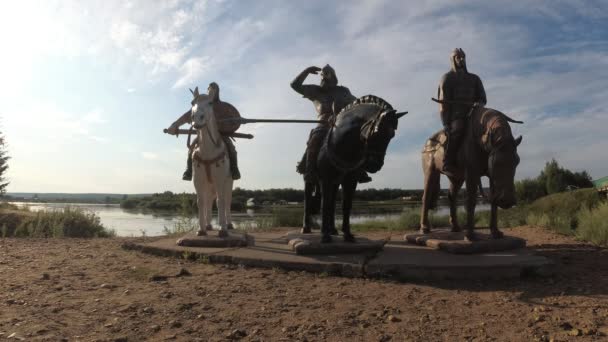Russie, village Irbeyskoye, juillet 2019 : sculpture Chevaliers russes sur la rive. héros de l'épopée russe . — Video