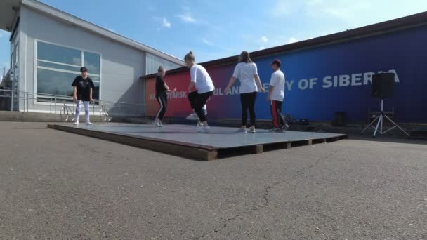 Russia, Krasnoyarsk, luglio 2019: estate, sport, danza e stile di vita adolescenziale. gruppo di adolescenti pausa danza . — Video Stock