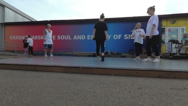 Oroszország, Krasnoyarsk, July 2019: nyár, sport, tánc és tizenéves életmód koncepció. Csoport tinédzserek Dance Break. — Stock videók