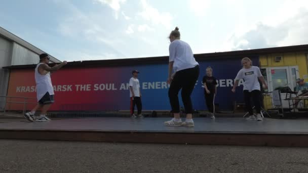 ロシア、クラスノヤルスク、2019年7月:夏、スポーツ、ダンス、ティーンエイジライフスタイルの概念。ティーンエイジャーのグループダンスブレイク. — ストック動画