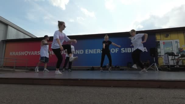 ロシア、クラスノヤルスク、2019年7月:夏、スポーツ、ダンス、ティーンエイジライフスタイルの概念。ティーンエイジャーのグループダンスブレイク. — ストック動画