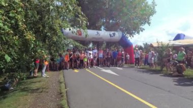 Rusya, Krasnoyarsk, Temmuz 2019: sporcular ve spor severlerin kitlesel yarış başlangıcı.