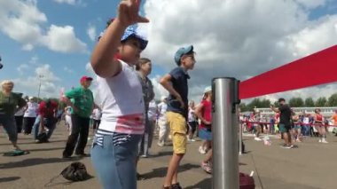 Rusya, Krasnoyarsk, Temmuz 2019: İnsanlar açık havada birlikte egzersiz yapıyor.