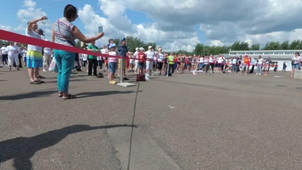 Russia, Krasnoyarsk, luglio 2019: le persone fanno esercizi insieme all'aperto . — Video Stock