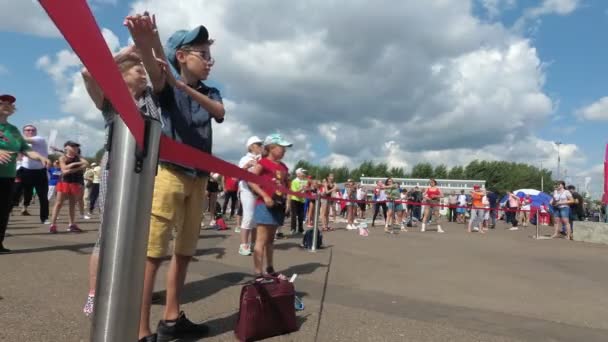 Rusia, Krasnoyarsk, julio 2019: la gente hace ejercicios juntos al aire libre . — Vídeos de Stock