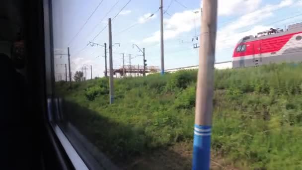 Rusland, Krasnoyarsk, 2019 juli: uitzicht vanaf het trein venster. — Stockvideo