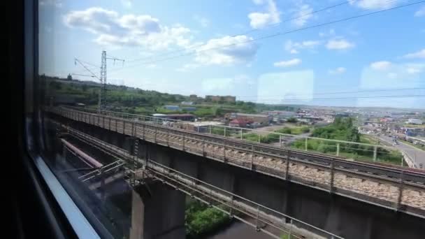 Rusko, Krasnojarsk, červenec 2019: pohled z okna vlaku. — Stock video