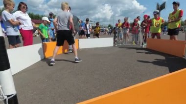 Rusya, Krasnoyarsk, Temmuz 2019: Çocuklar küçük bir meydanda birlikte futbol oynuyor.