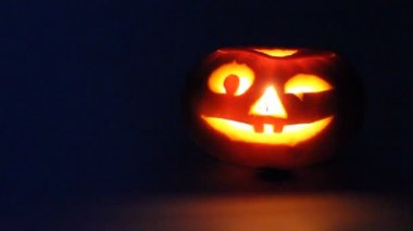 Beyaz arka planda Cadılar Bayramı Balkabağı. Sulu balkabaktan Jack feneri. Yanan mum.