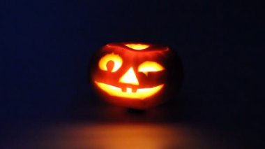 Beyaz arka planda Cadılar Bayramı Balkabağı. Sulu balkabaktan Jack feneri. Yanan mum.