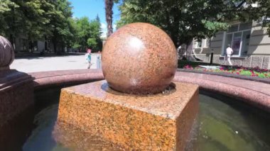 Rusya, Krasnoyarsk, Haziran 2019: Sürtünmesiz mermer top, Stone Ball Fountain veya Yüzen Küre Küre Çeşmesi. 