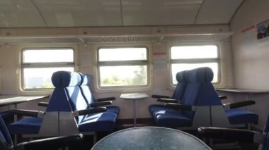 trende boş koltuklar, hareket halindeki tren.