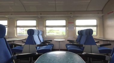 trende boş koltuklar, hareket halindeki tren.