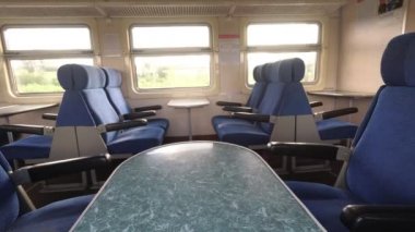 trende boş koltuklar, hareket halindeki tren.