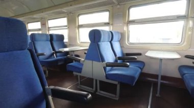 trende boş koltuklar, hareket halindeki tren.